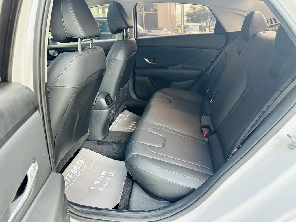 Hyundai Elantra — фото 11