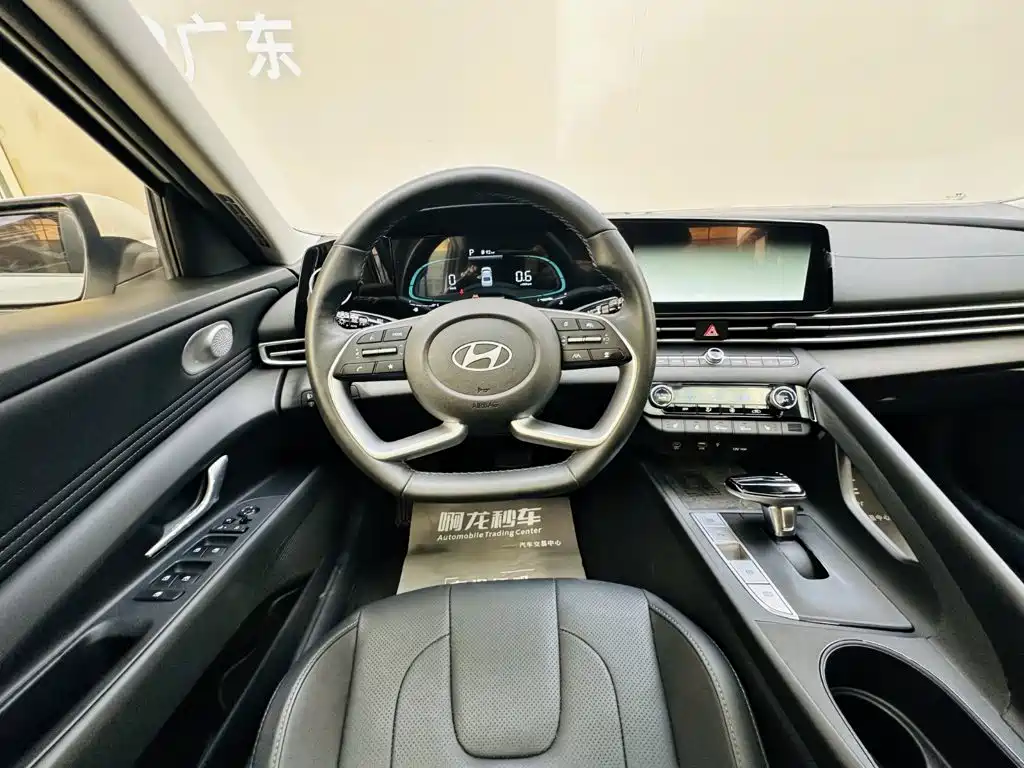 Hyundai Elantra — фото 13