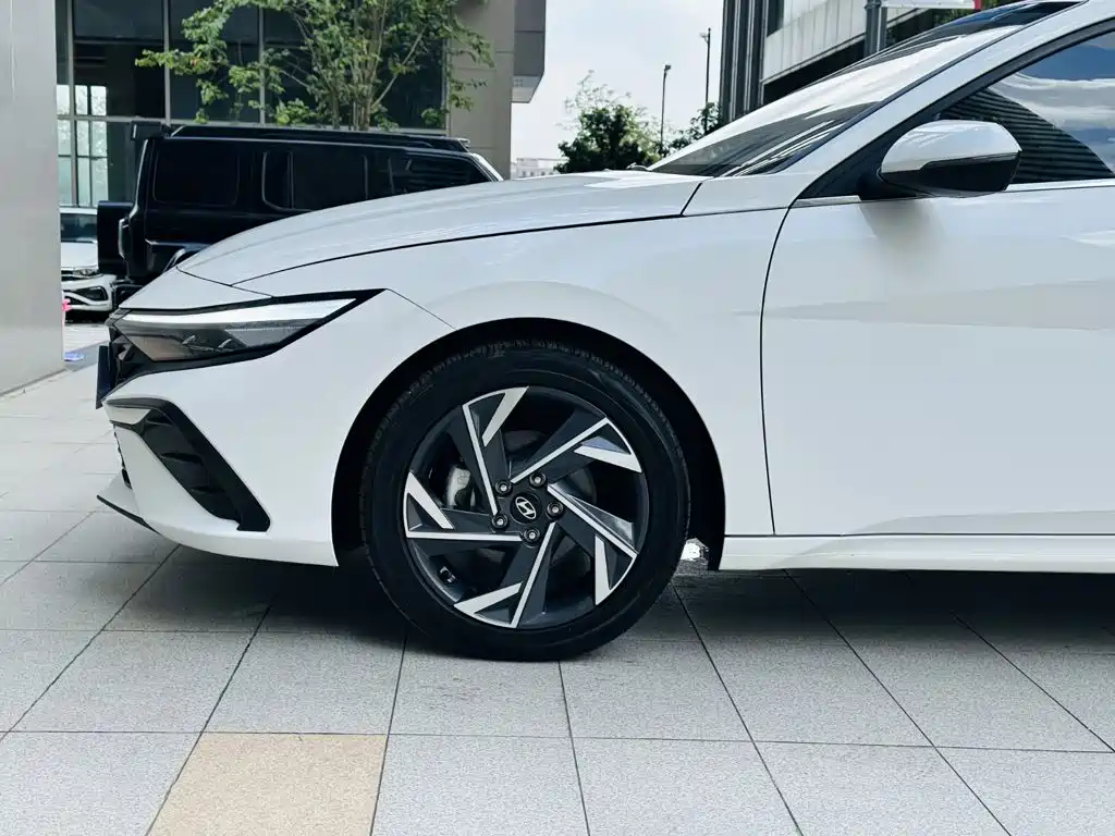 Hyundai Elantra — фото 20