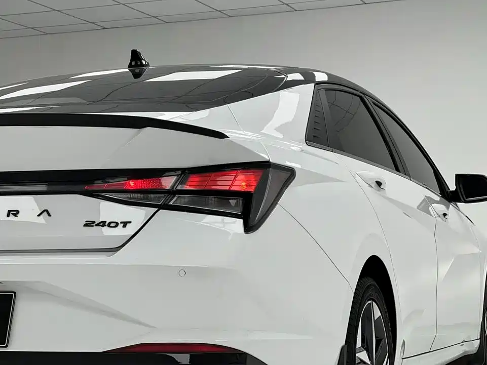 Hyundai Elantra — фото 14