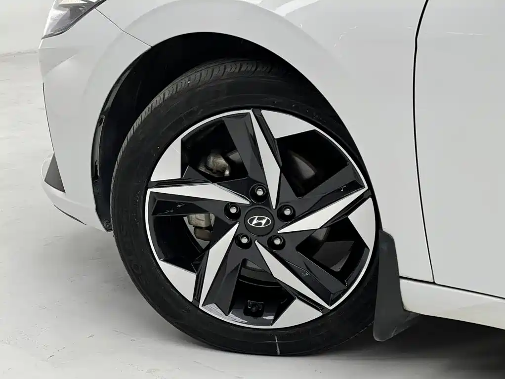 Hyundai Elantra — фото 9