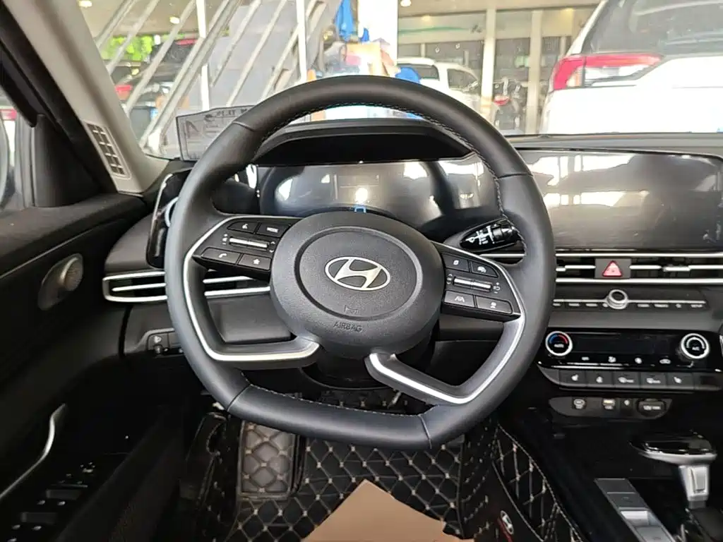 Hyundai Elantra — фото 11
