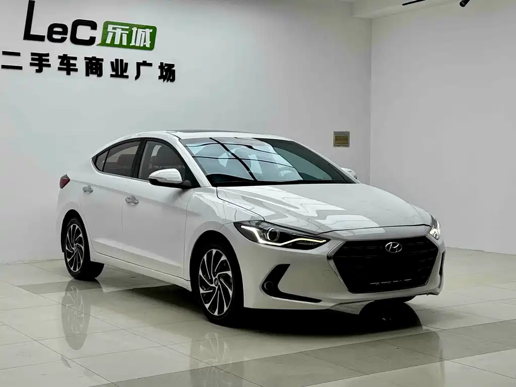 Hyundai Elantra — фото 3