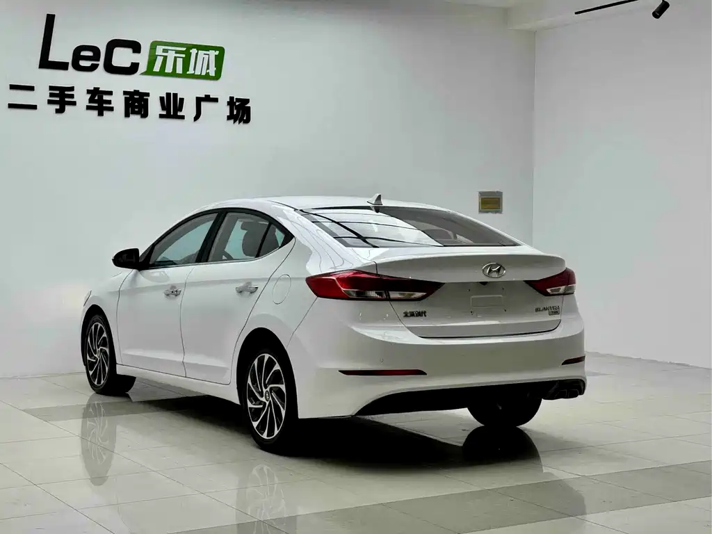 Hyundai Elantra — фото 4