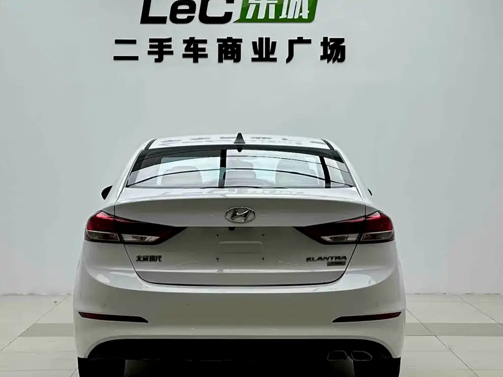 Hyundai Elantra — фото 5