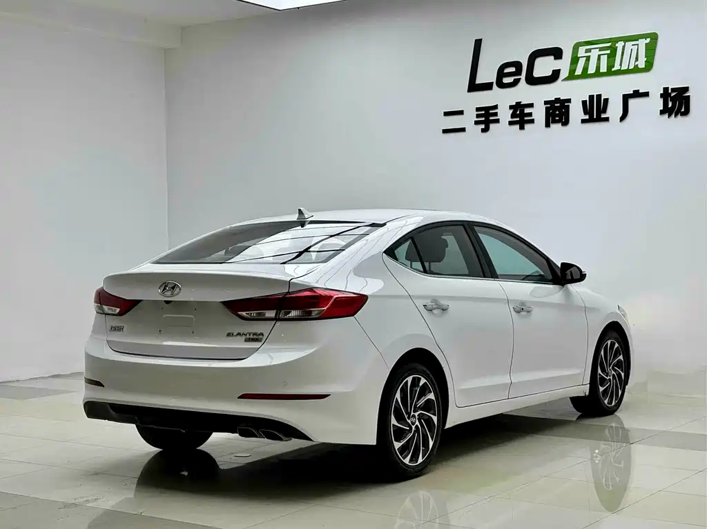 Hyundai Elantra — фото 6