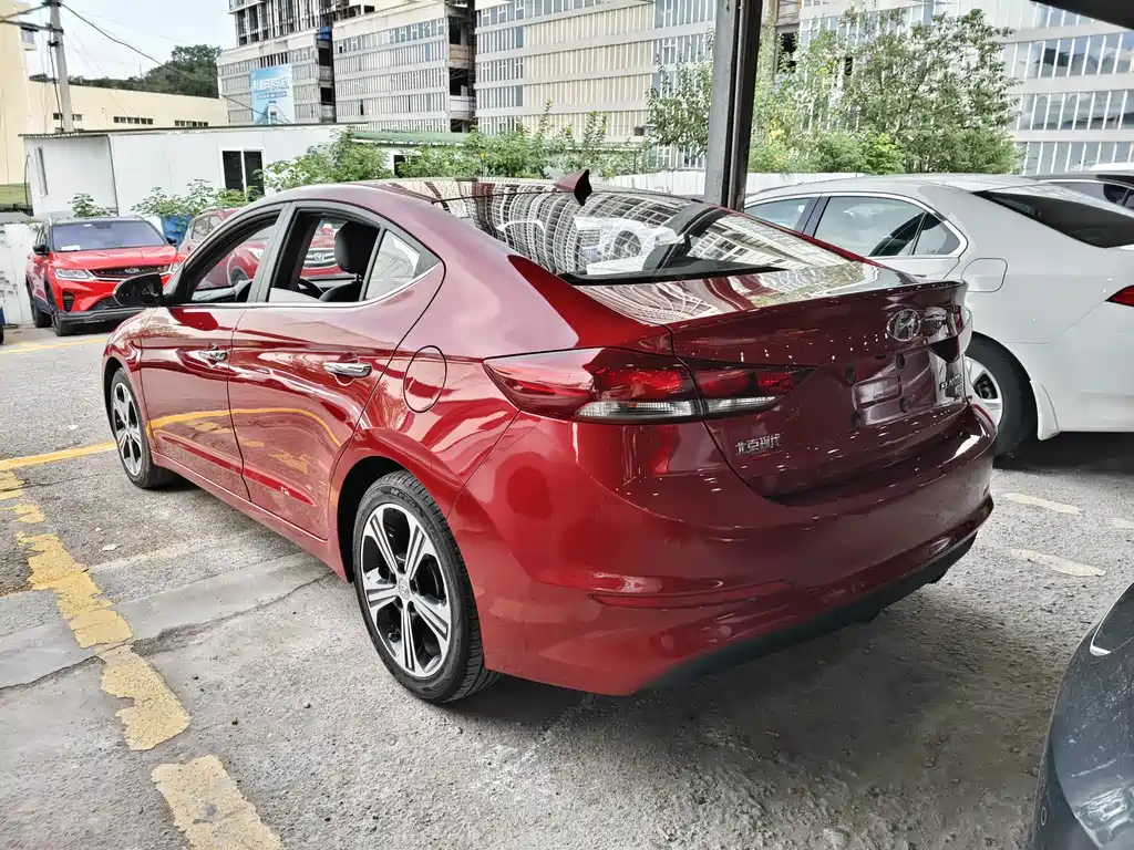 Hyundai Elantra — фото 10