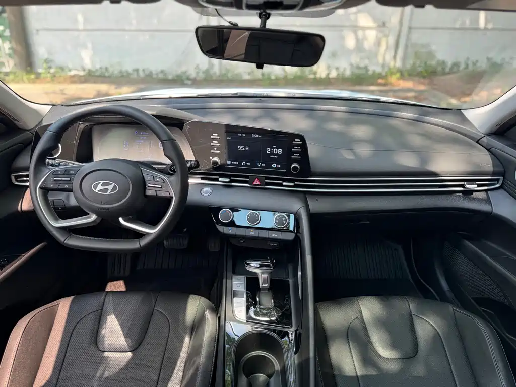 Hyundai Elantra — фото 11