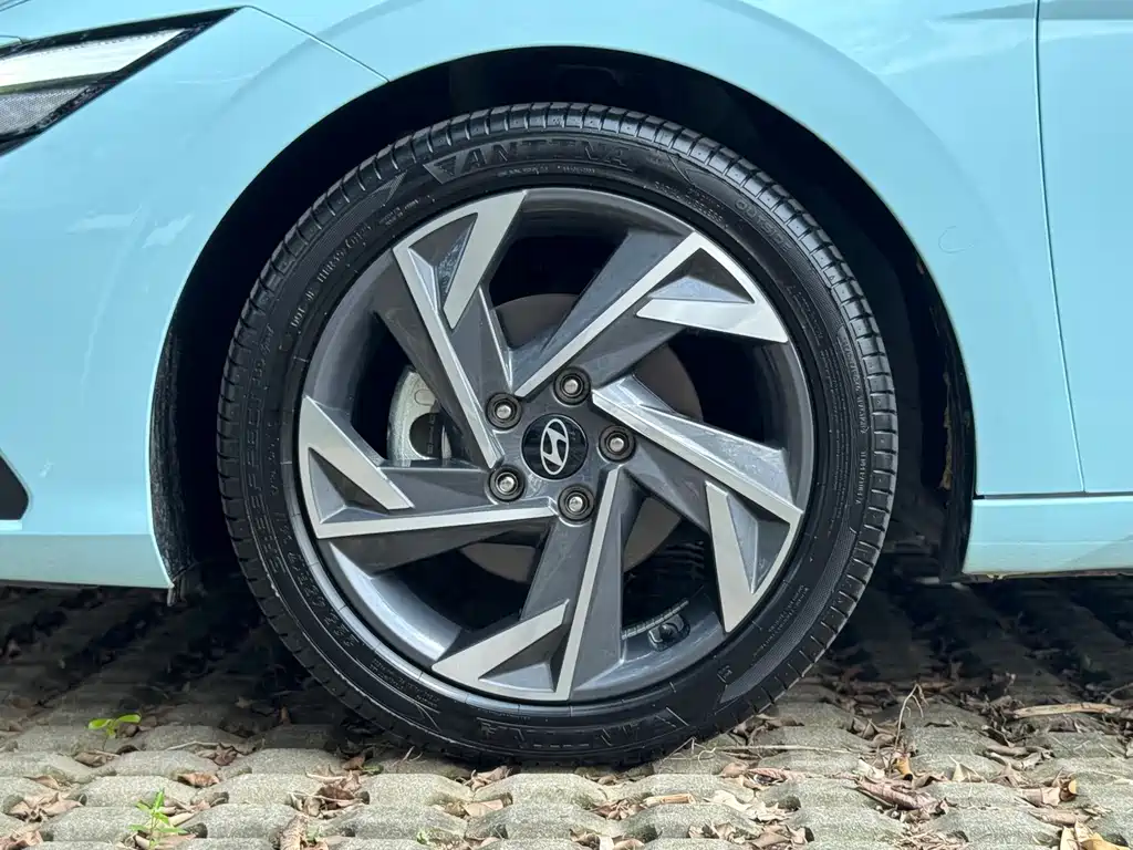 Hyundai Elantra — фото 24