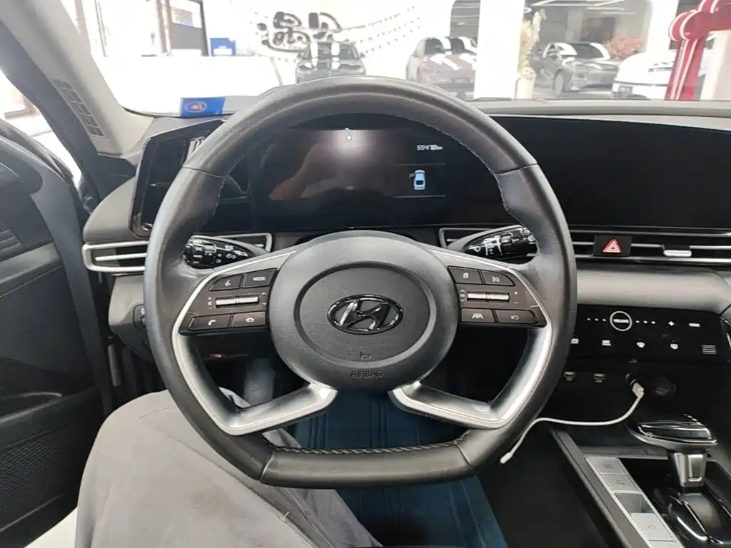 Hyundai Elantra — фото 11