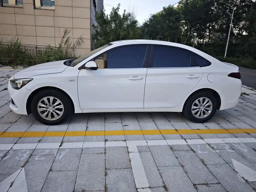 Hyundai Elantra — фото 3
