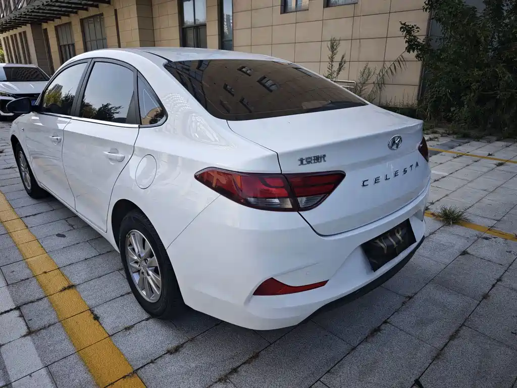Hyundai Elantra — фото 4