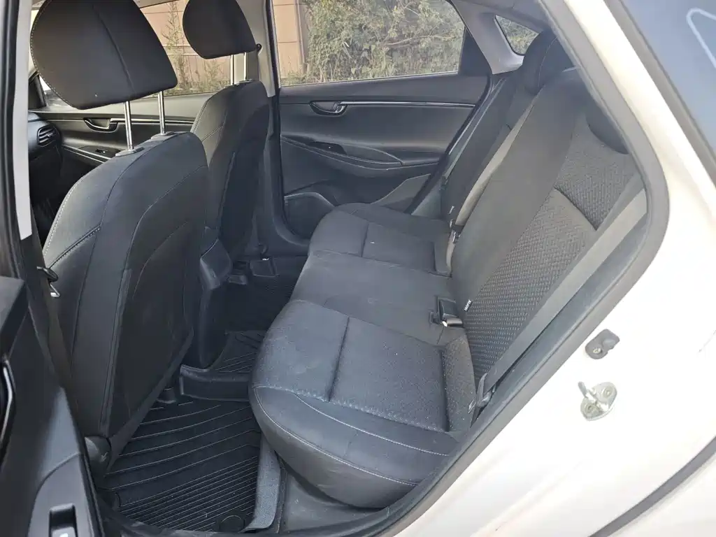 Hyundai Elantra — фото 10