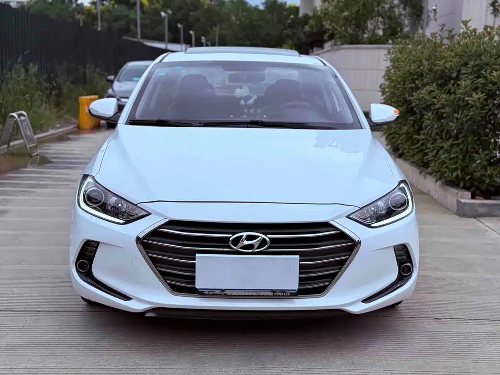 Hyundai Elantra — фото 2