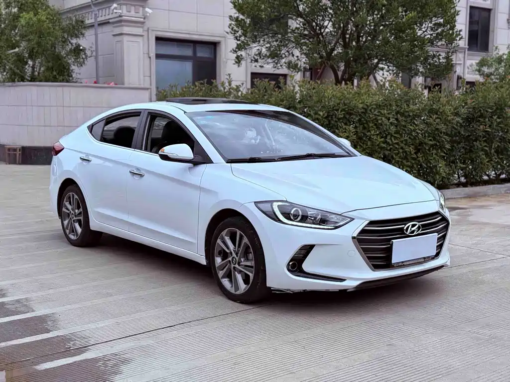Hyundai Elantra — фото 3