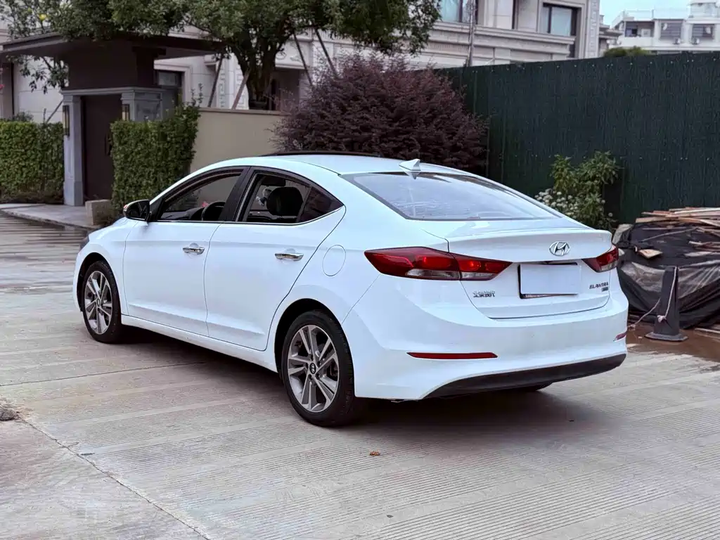 Hyundai Elantra — фото 7