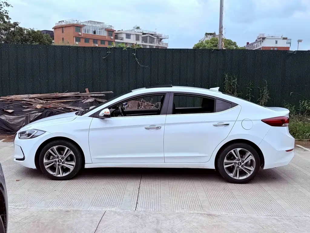 Hyundai Elantra — фото 8
