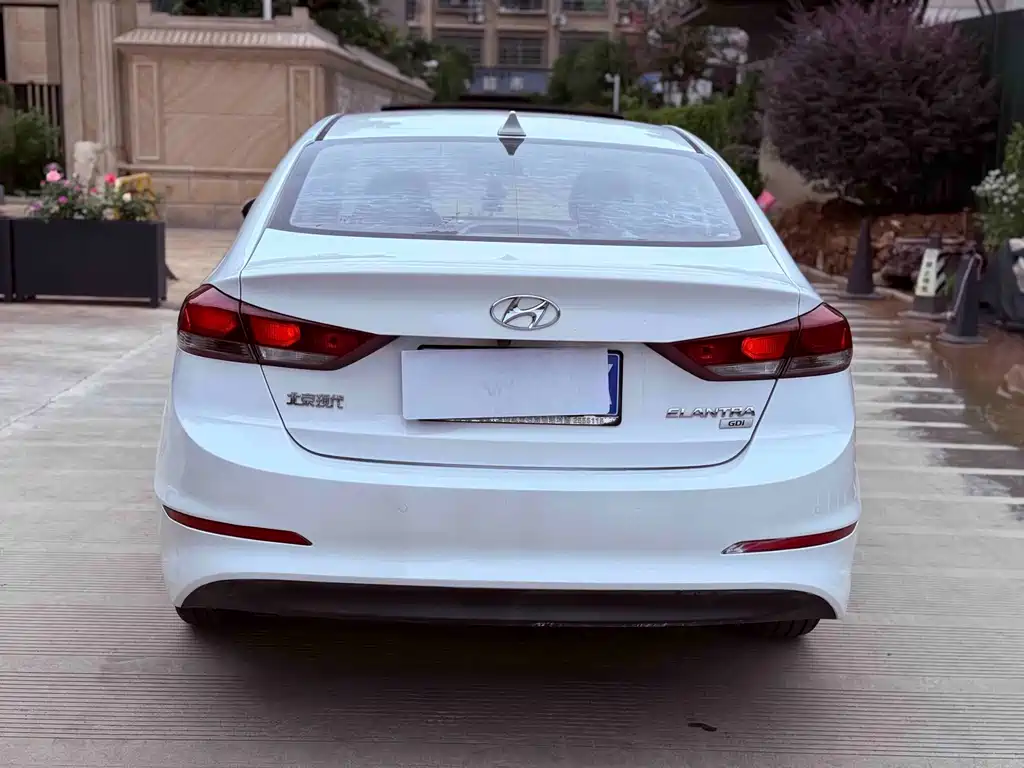 Hyundai Elantra — фото 9