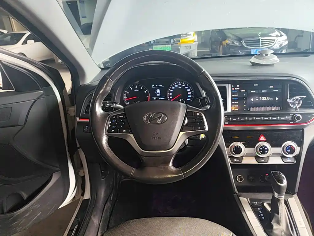 Hyundai Elantra — фото 11