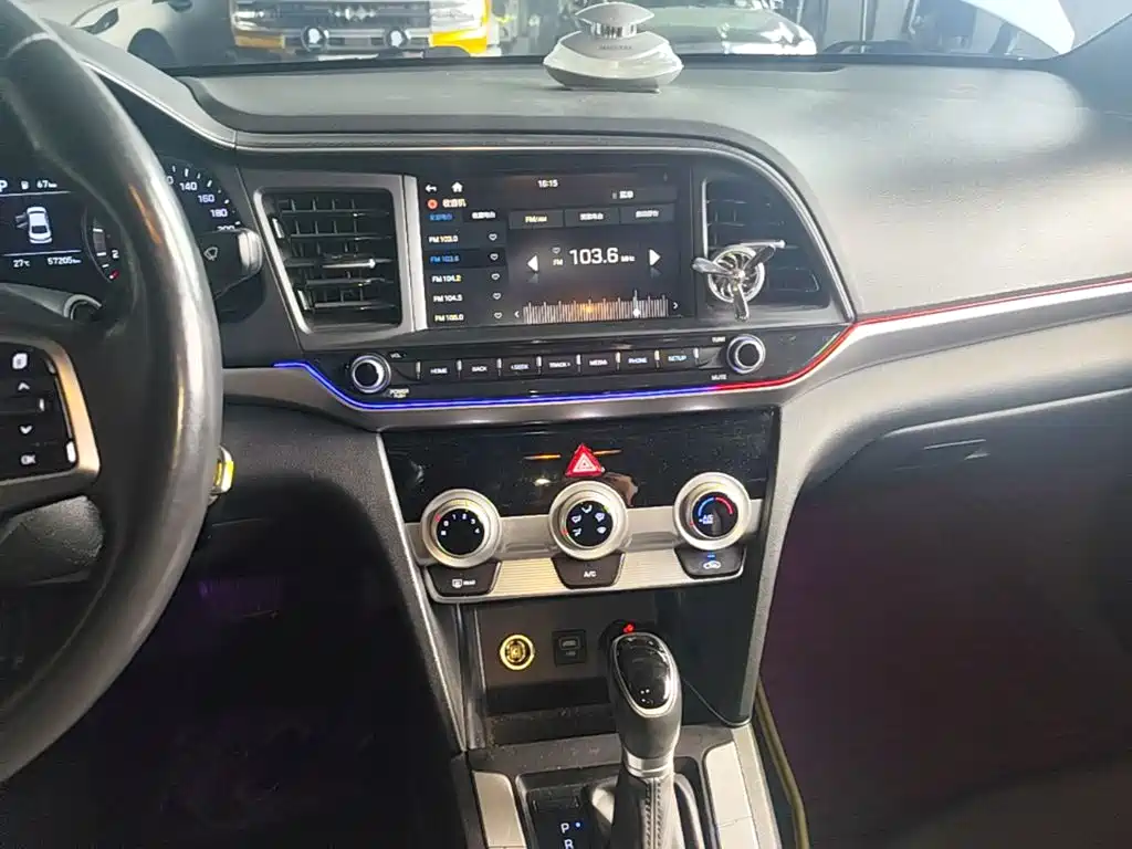 Hyundai Elantra — фото 13
