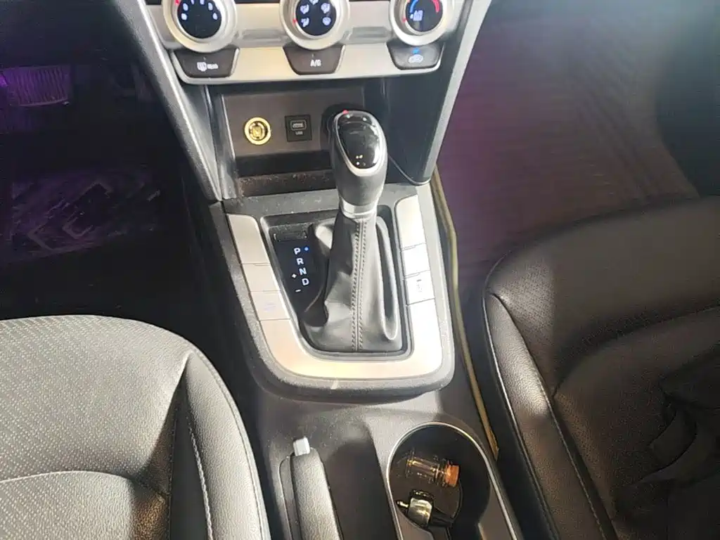 Hyundai Elantra — фото 14