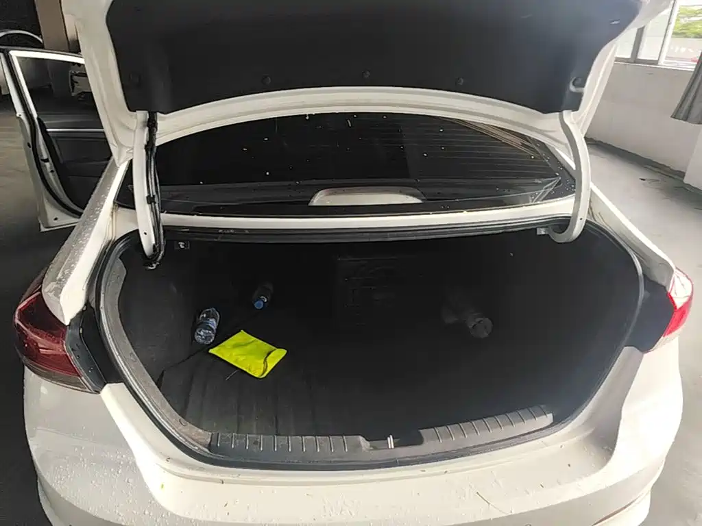 Hyundai Elantra — фото 19