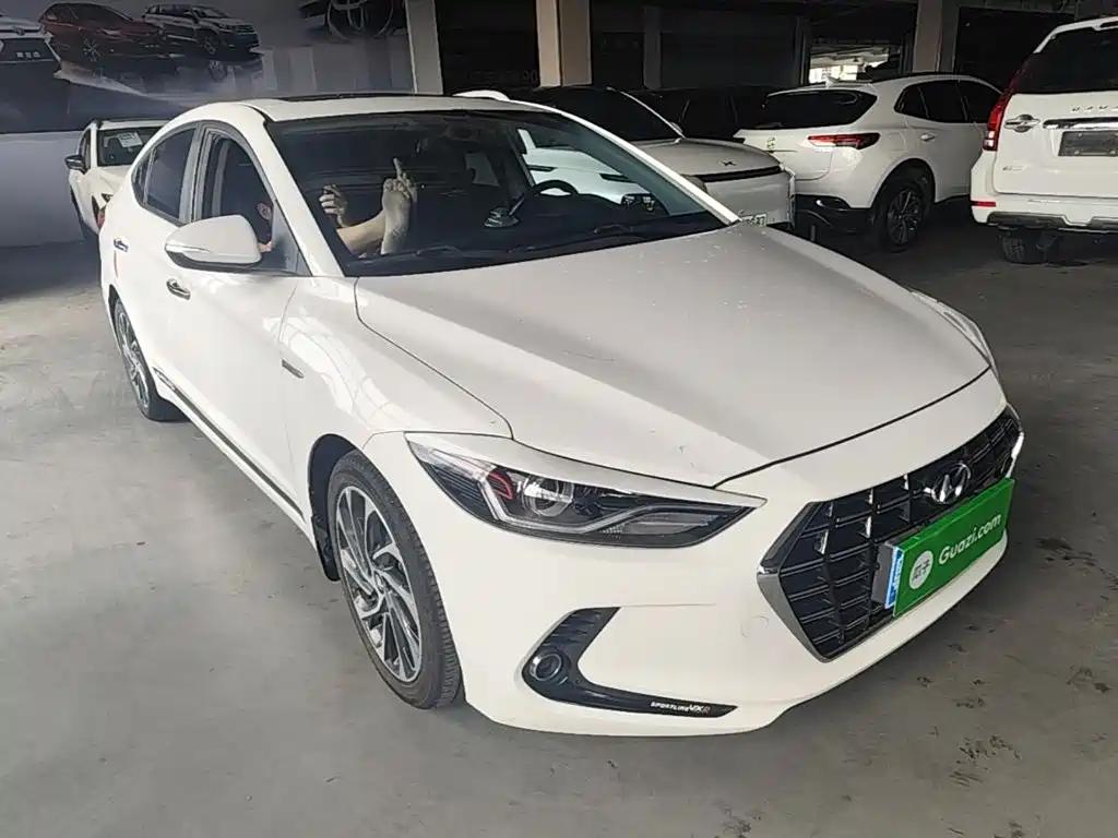 Hyundai Elantra — фото 4