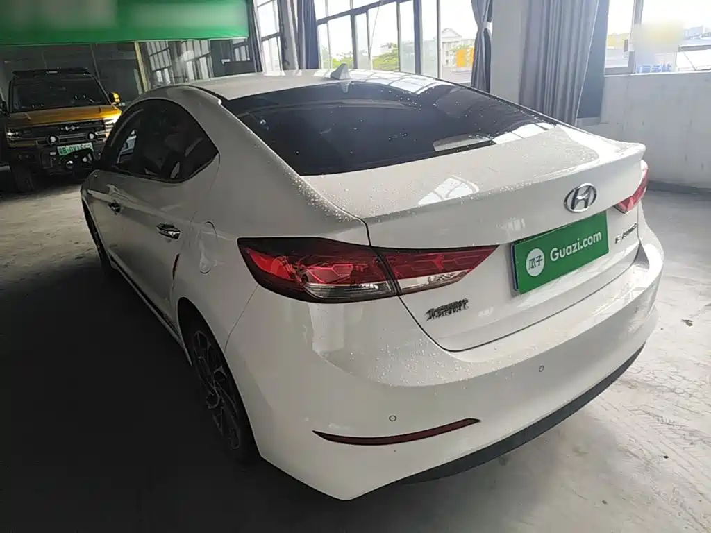 Hyundai Elantra — фото 5