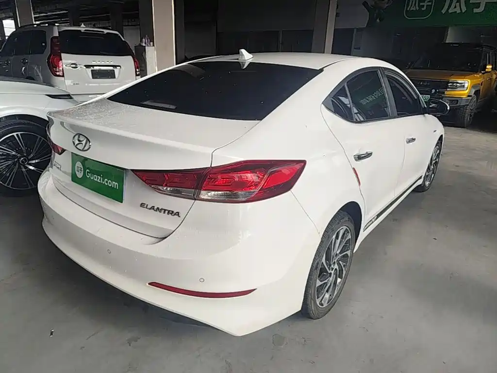 Hyundai Elantra — фото 7