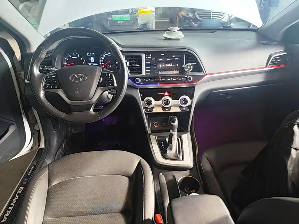 Hyundai Elantra — фото 10