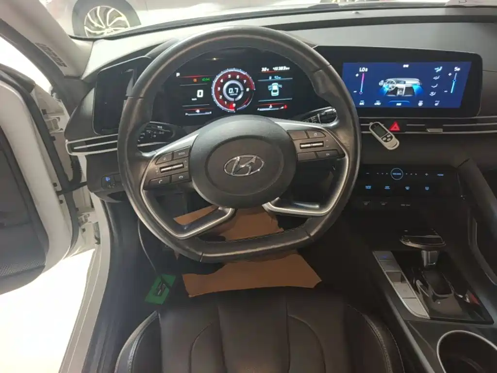 Hyundai Elantra — фото 11