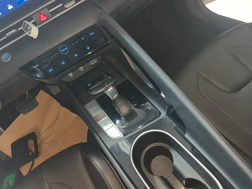 Hyundai Elantra — фото 14