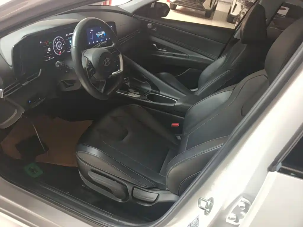 Hyundai Elantra — фото 15