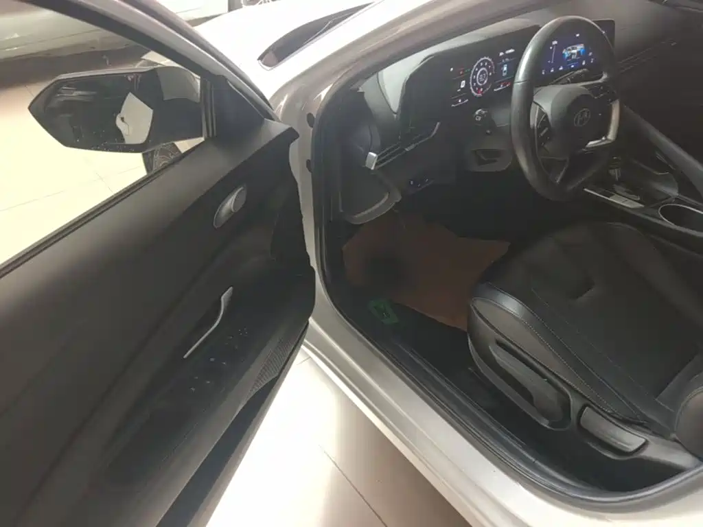 Hyundai Elantra — фото 16