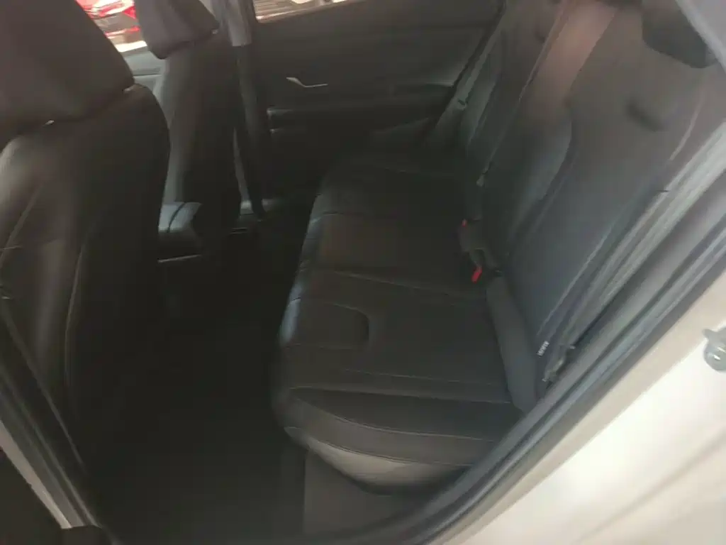 Hyundai Elantra — фото 17