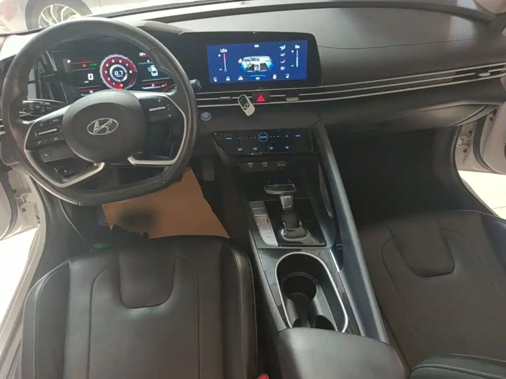 Hyundai Elantra — фото 10