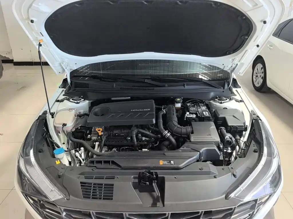 Hyundai Elantra — фото 16