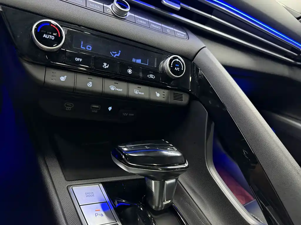 Hyundai Elantra — фото 17