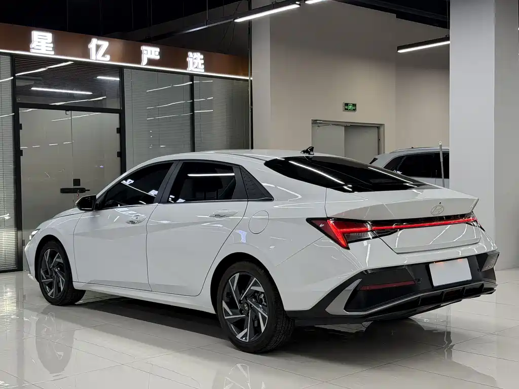 Hyundai Elantra — фото 19