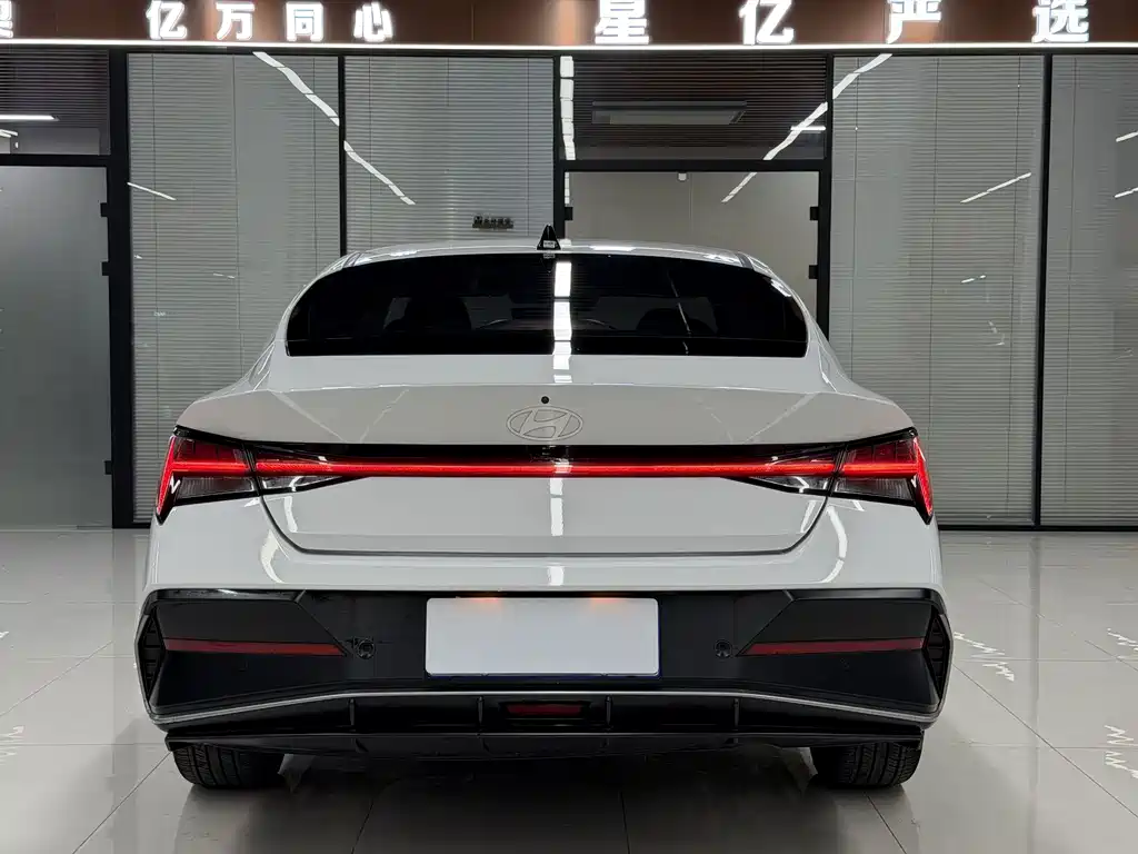 Hyundai Elantra — фото 20