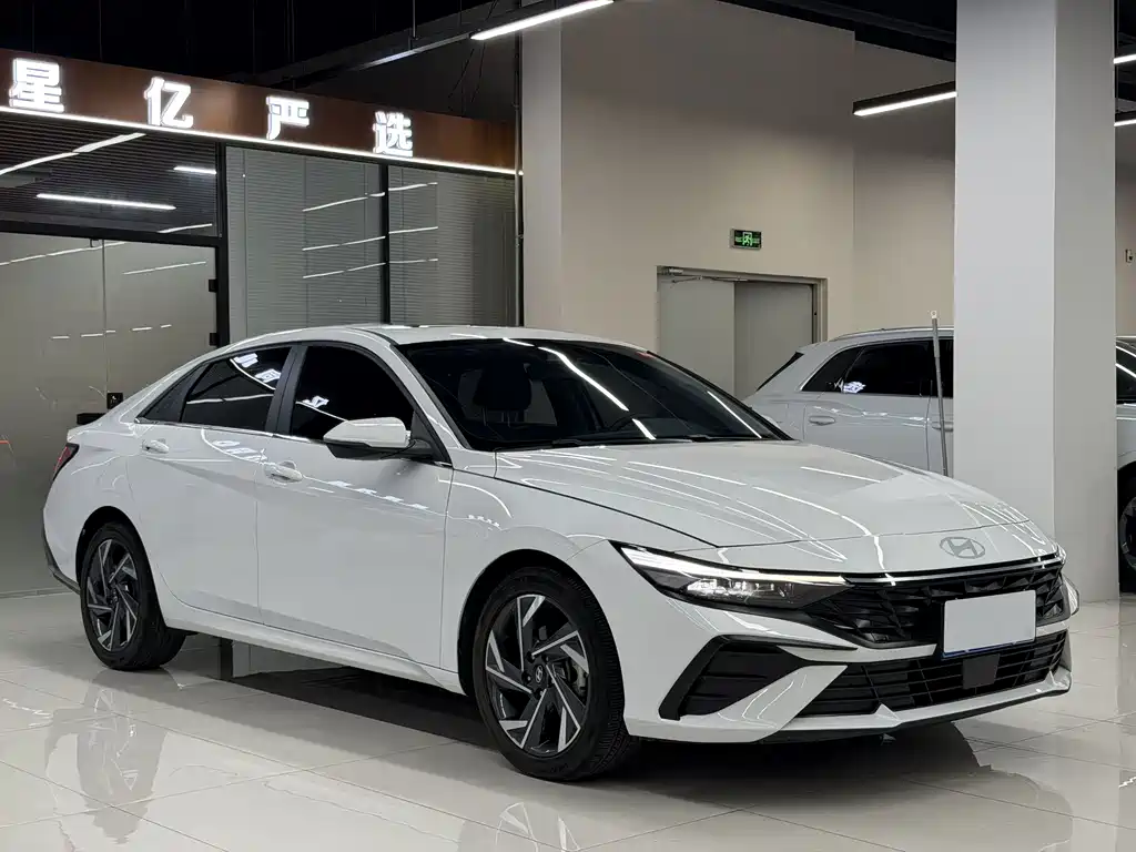 Hyundai Elantra — фото 3
