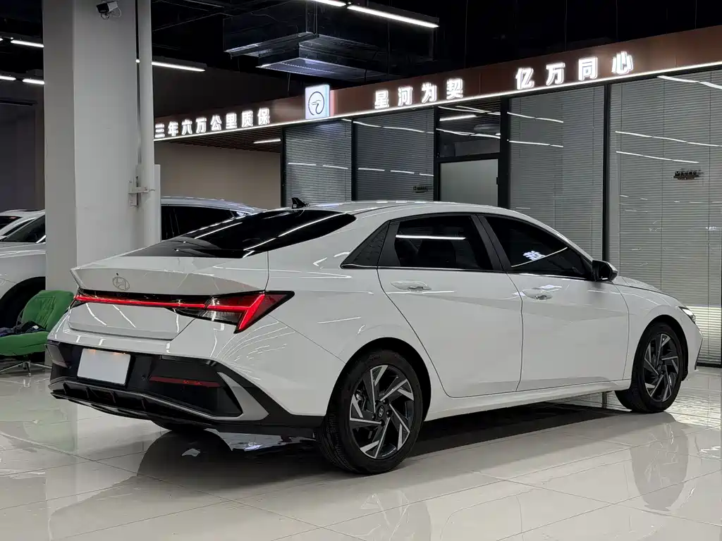 Hyundai Elantra — фото 21