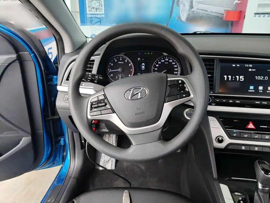 Hyundai Elantra — фото 11