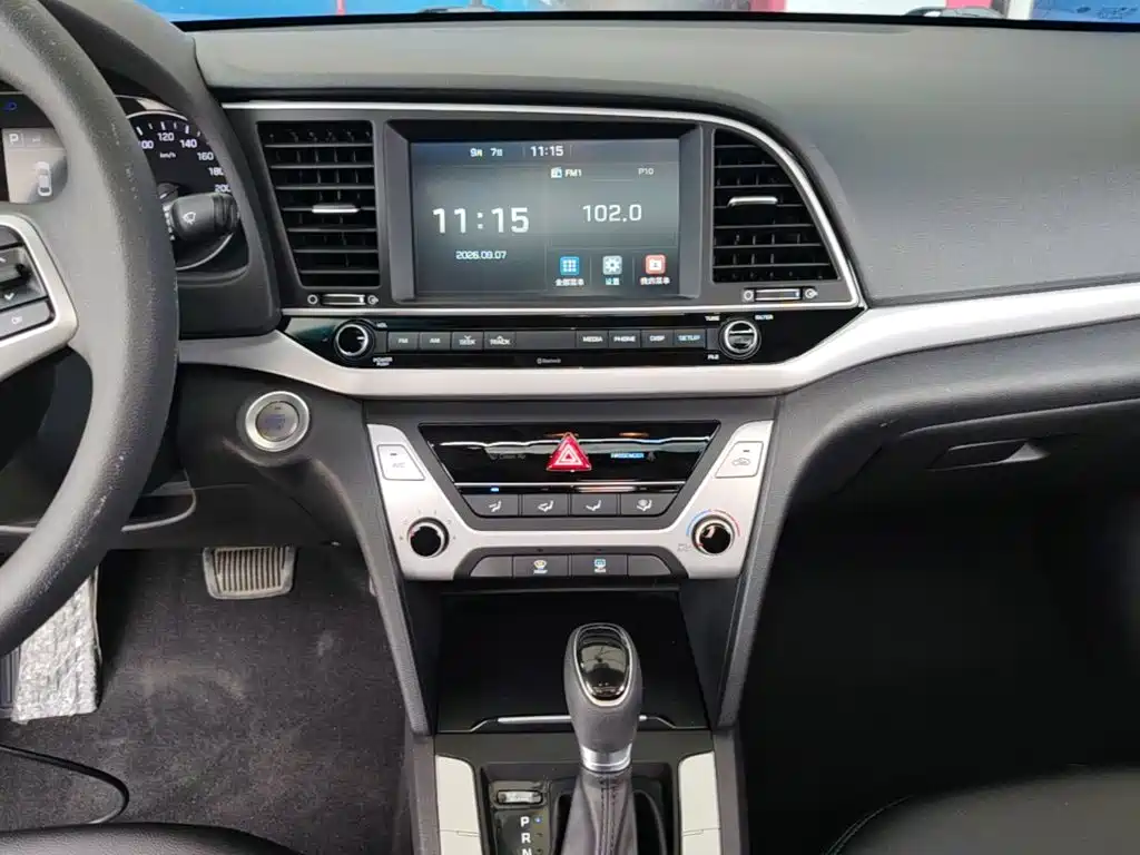 Hyundai Elantra — фото 13