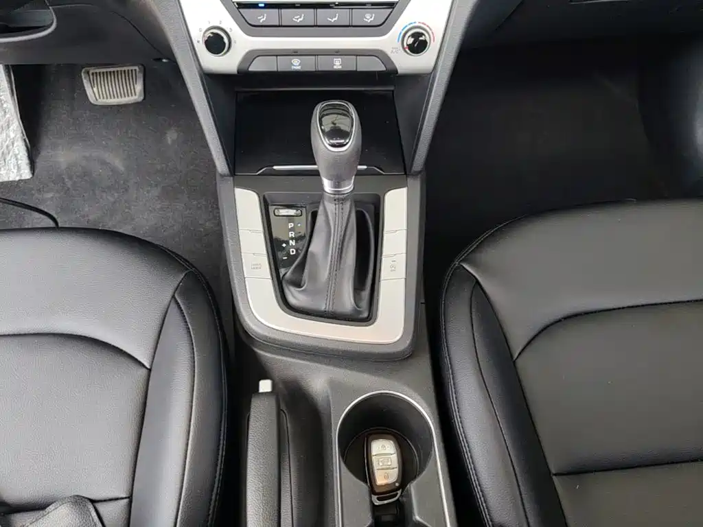 Hyundai Elantra — фото 14