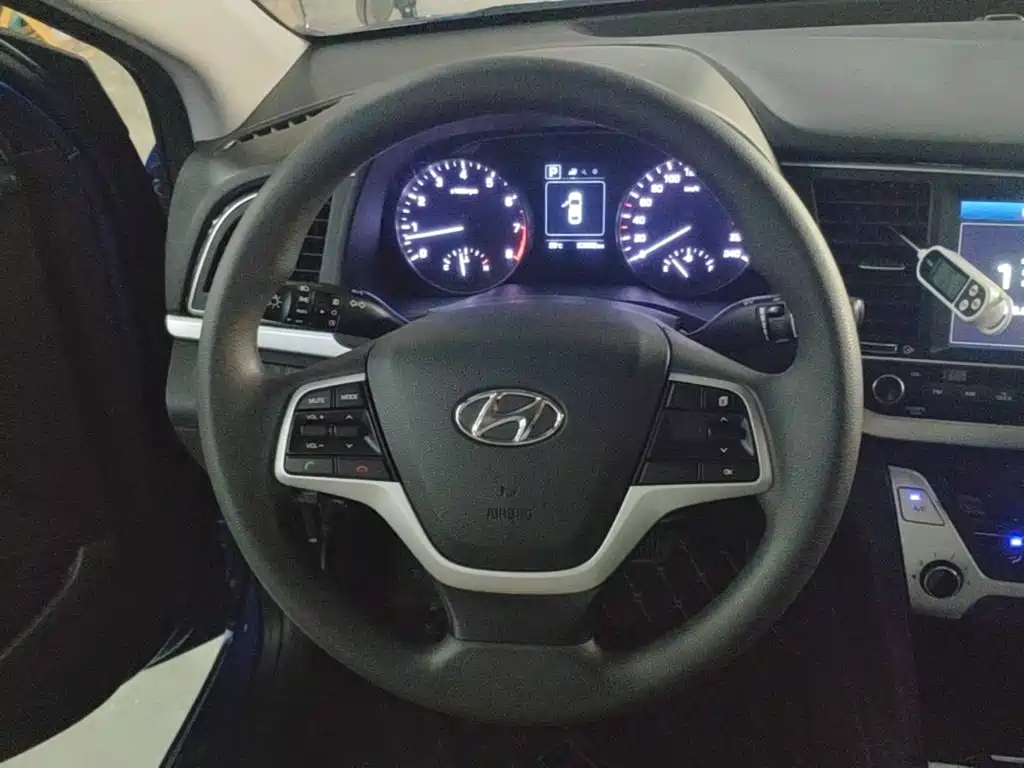 Hyundai Elantra — фото 11
