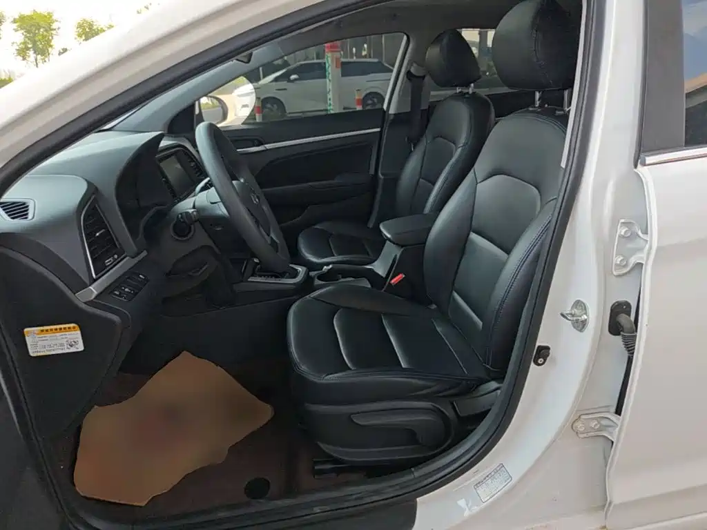 Hyundai Elantra — фото 15