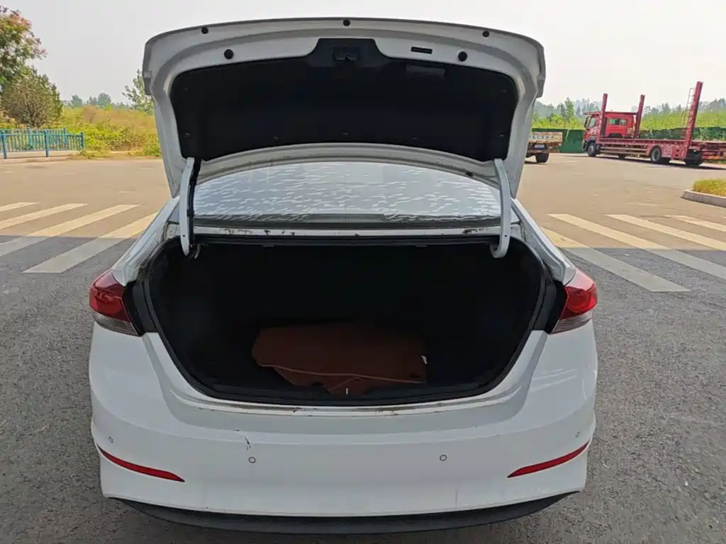 Hyundai Elantra — фото 19