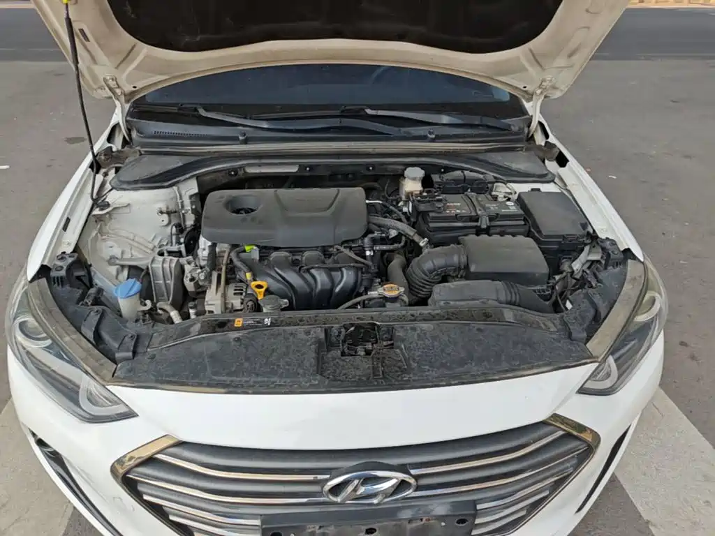 Hyundai Elantra — фото 20