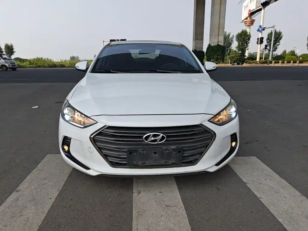 Hyundai Elantra — фото 3